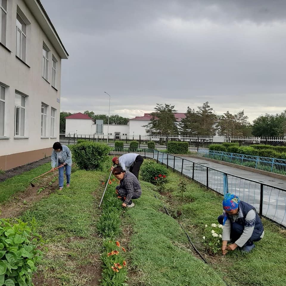 Мектеп ауласында жүргізілген сенбілік. 05.06.2021ж.