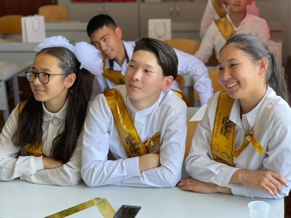 Бүгін, 25 мамырда Қазақстан мектептерінде соңғы қоңырау соғылды. 9 және 11 сынып оқушылары үшін соңғы қоңырау мектеп ауласында өтті.