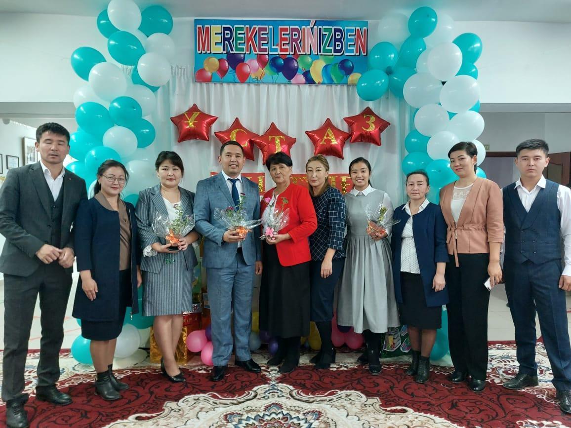 "Ұстаз-ұлы тұлға!" тақырыбында өткен ұстаздар күніне арналған іс-шара
