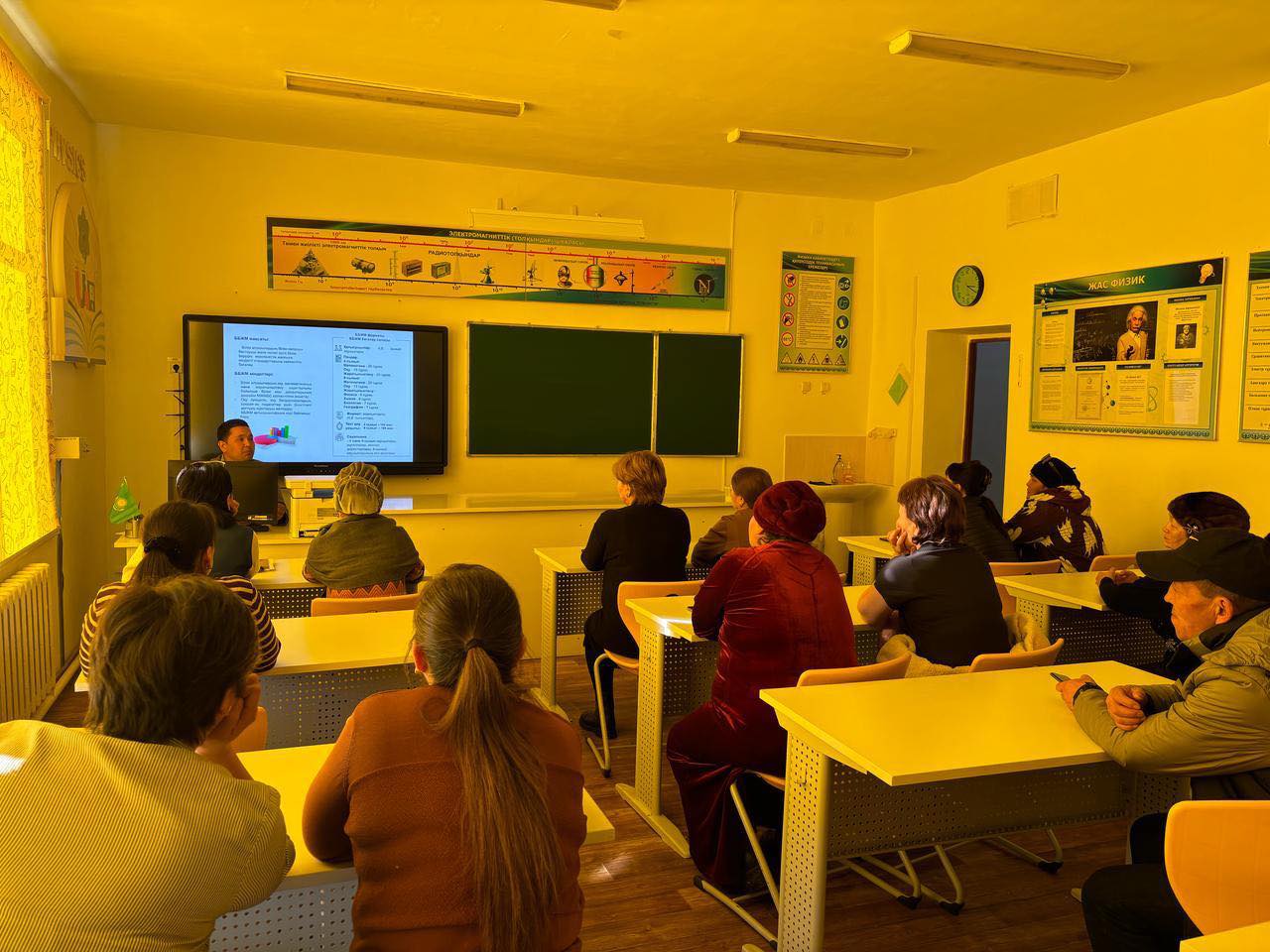 «ББЖМ-2025 білім беру бағдарламасына қатысатын білім алушылардың қатысуы туралы ата-аналарға қысқаша ақпарат берілді.